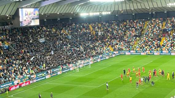Udinese, la Roma omaggia la Curva Nord al termine della gara
