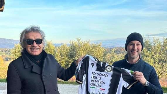 Ligabue in visita in Friuli: la foto con la maglia dell’Udinese