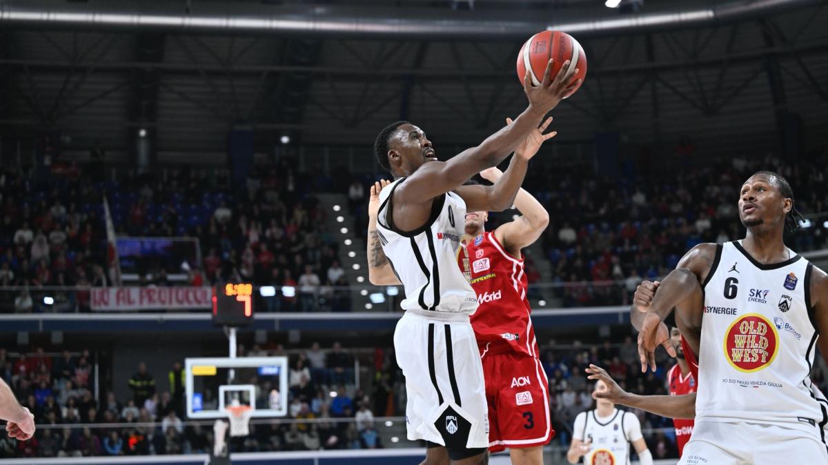 "Per un punto Martin perse la cappa", ma a testa altissima: l’Apu Udine guarda negli occhi l’Olimpia Milano e dimostra di esserci