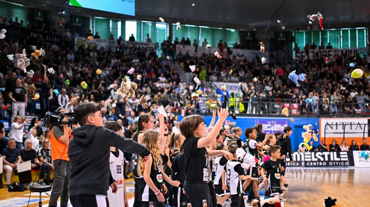Un derby che vale di più: al Carnera il “Teddy Bear Toss” riempie il campo di solidarietà