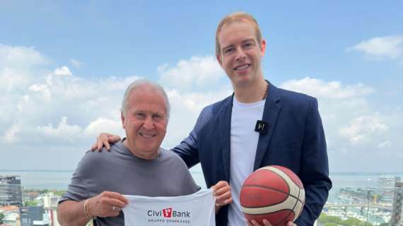 Apu Udine, la consegna della maglia celebrativa a Zico: l'incontro tra Antonutti e la leggenda bianconera