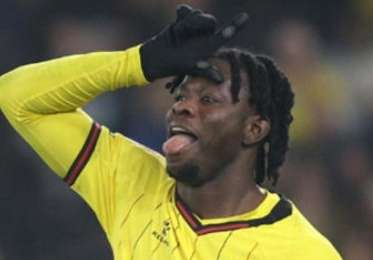 Watford, Baah dopo la vittoria deride gli avversari con un balletto di Fortnite: parapiglia in campo