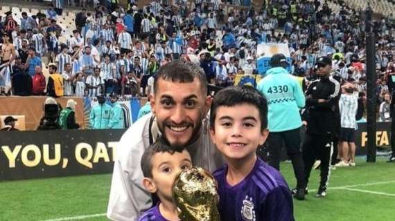 Pereyra in Qatar per celebrare l'Argentina: solleva il trofeo insieme ai figli