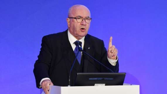 Tavecchio: "Bisogna trovare un compromesso nel tempo. Non si può pensare di non giocare più a calcio"