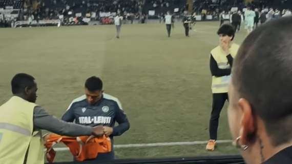 Udinese, Sanchez firma la maglietta di un tifoso cileno nel post partita 
