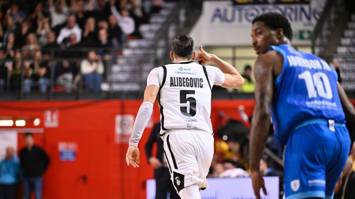 Apu Old Wild West Udine-Dinamo Sassari 92-79, LE PAGELLE: Alibegovic dominate, Mekowulu giganteggia nel pitturato