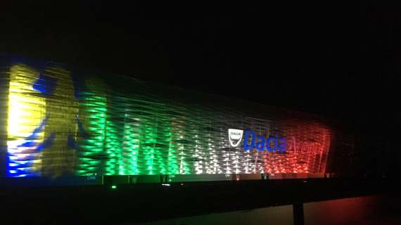 Che spettacolo lo stadio: facciata illuminata con la bandiera del Friuli e con il Tricolore