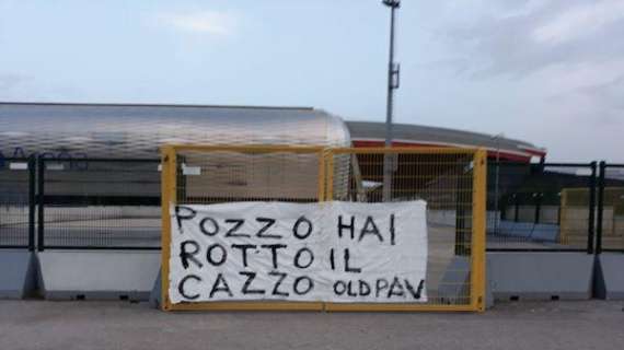 Nuovo striscione apparso al Friuli contro la proprietà e poi rimosso:" Pozzo hai rotto il c****"