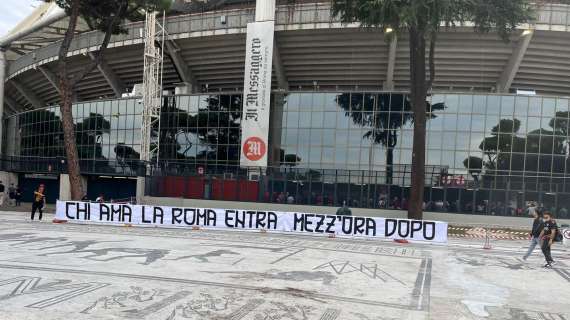 Continua la protesta dei tifosi della Roma, appare uno striscione prima del match con l'Udinese