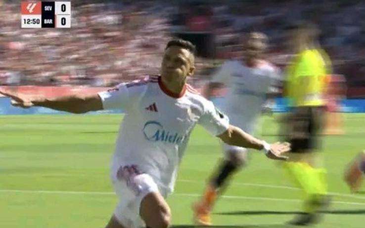 Ex Udinese, Sanchez sblocca su rigore Siviglia-Barcellona