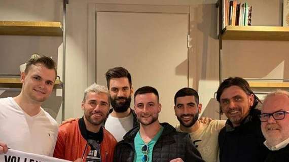Behrami celebra il gemellaggio con la squadra di volley di Prata di Pordenone