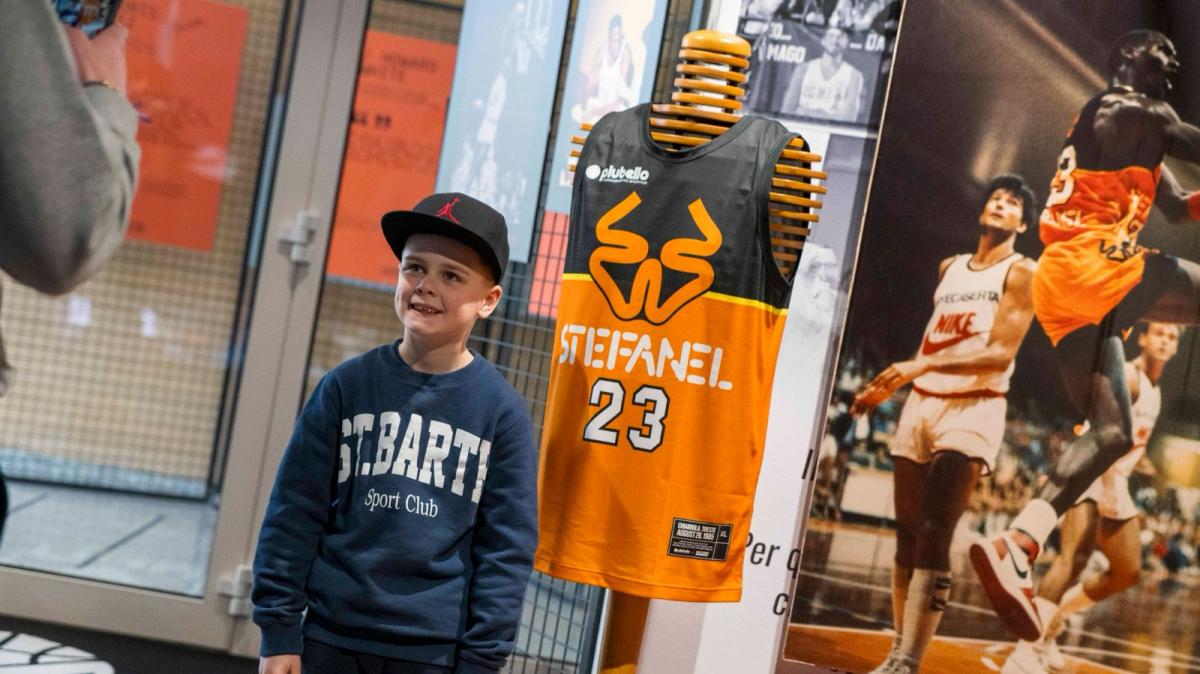 “Through the Glass”: nella sede dell'Apu Udine rivive la leggenda della schiacciata di Michael Jordan​​​​​​​