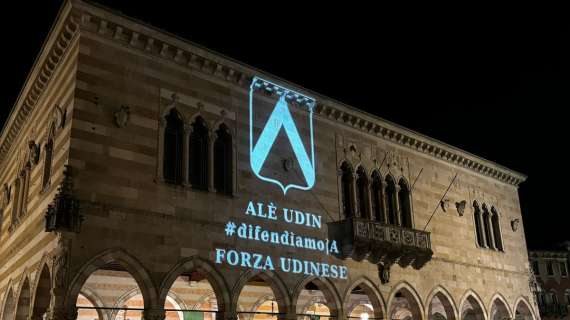 Udinese, il messaggio proiettato dal Comune: "Alè Udin, #difendiamolA, FORZA UDINESE"