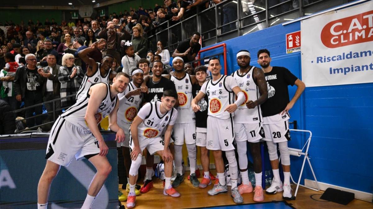 Apu Udine, la FOTO DELLA PARTITA: tutta la squadra da Hickey dopo la vittoria