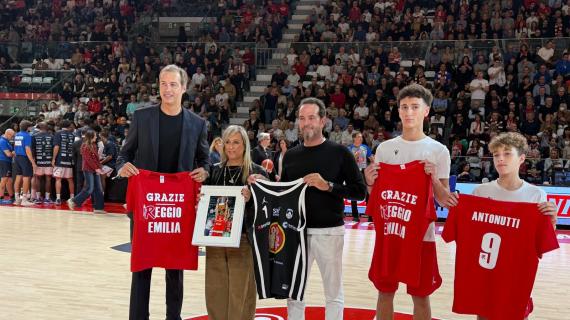 Applausi e commozione al PalaBigi: Reggio Emilia rende omaggio a Michele Antonutti