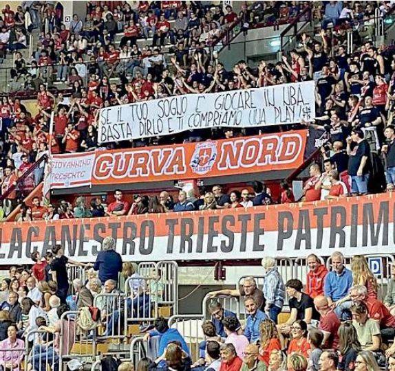 Trieste, i tifosi contro Matiasic: "Ti compriamo una play"