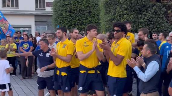UEB Cividale, la festa in piazza per la vittoria della Supercoppa: la Marea Gialla celebra i campioni