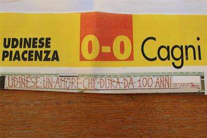 Lo storico striscione del centenario: così un tifoso bianconero festeggia i 120 anni dell'Udinese