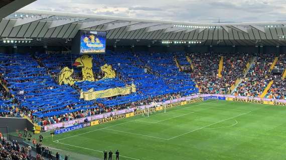 Spettacolare coreografia della curva per i 942 anni del Friuli!