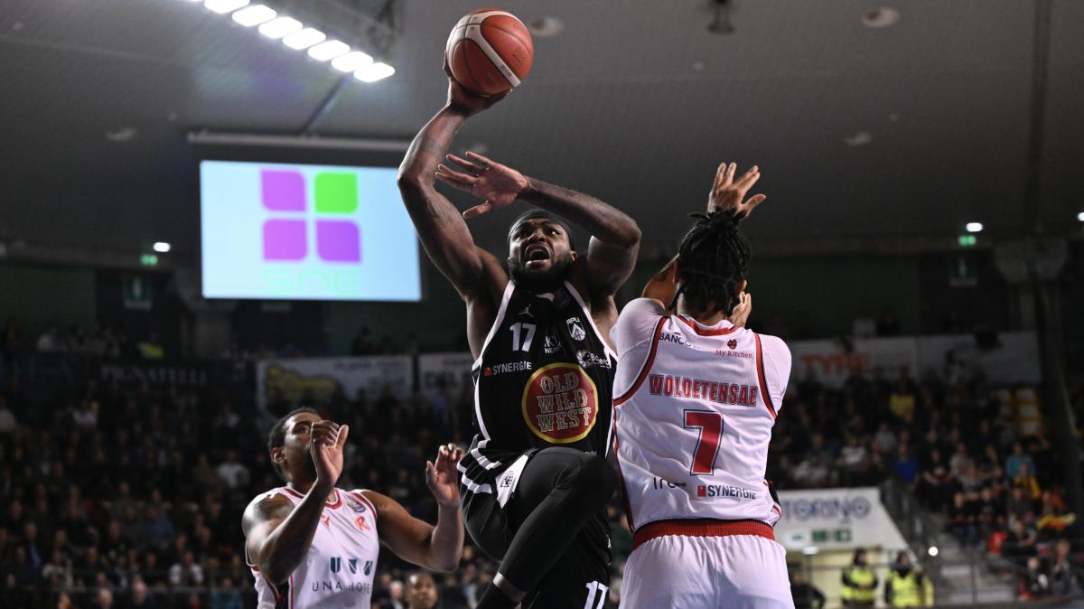 Sconfitta nei dettagli con Reggio Emilia: l’Apu c’è. Salto in alto rimandato ma non dimentichiamoci da dove siamo partiti