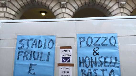 "Pozzo e Honsell basta svenderci": ecco il grido di protesta dei tifosi di fronte al Comune di Udine