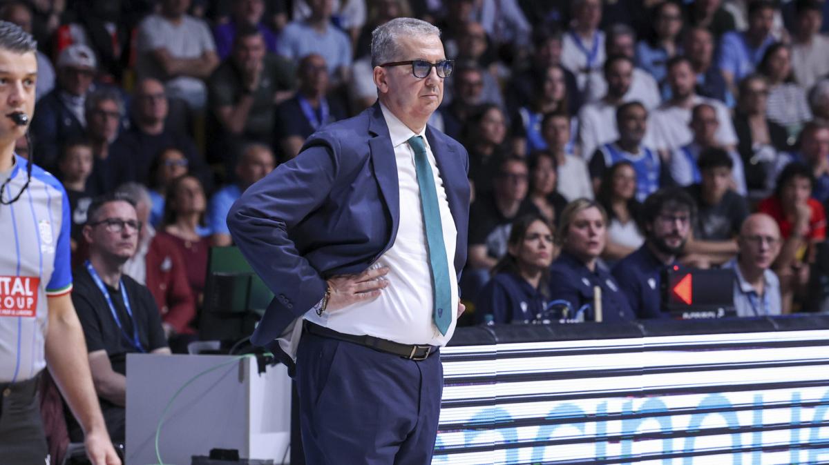 Pallacanestro Cantù, coach De Raffaele esercita l'opzione di uscita dal contratto 