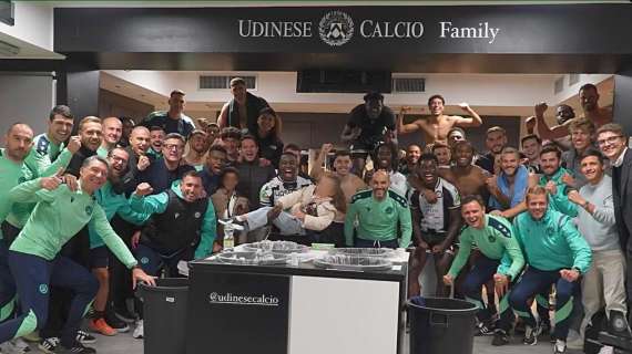 Udinese, Sanchez festeggia in spogliatoio con la squadra 