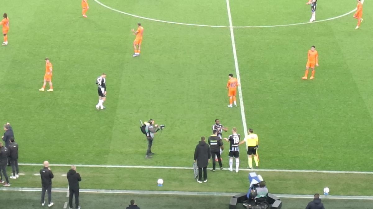 Udinese, standing ovation per Davis all'uscita dal campo