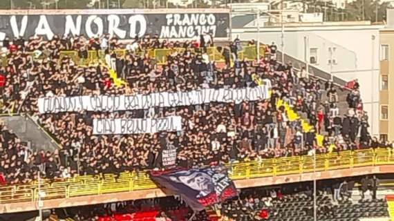 Lo striscione della Curva del Foggia per Pizzul: "Quando il calcio era della gente tu lo raccontavi. Ciao Bruno"