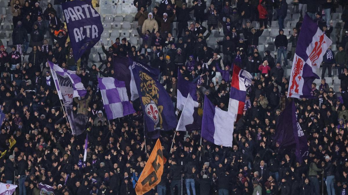 Fiorentina, clima teso all’arrivo della squadra al Franchi: urla e insulti dai tifosi 