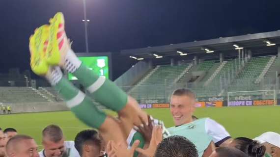 Piotrowski saluta con un gol e viene portato in trionfo dalla squadra. Ora lo attende l’Udinese 
