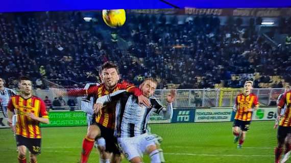 Lecce-Udinese, la sbracciata di Jean su Lovric è calcio di rigore: la spiegazione 