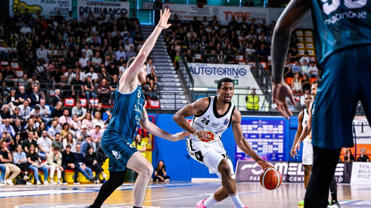 Apu Udine-Cantù 95-83, LE PAGELLE: squillo di Dawkins, Hickey e Christon determinanti