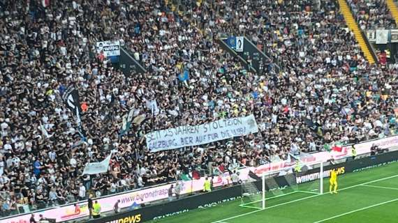 Udinese, lo striscione della Curva Nord: "Da 25 anni l'orgoglio di Salisburgo, in alto i calici per gli UU99!"