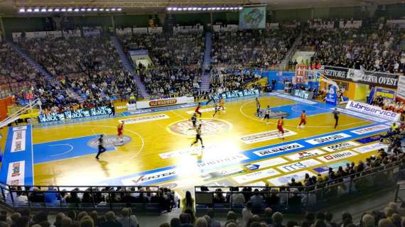 Apu Gsa Udine-Orasì Ravenna 98-59, LE PAGELLE: Simpson di un altro pianeta, bianconeri che da tre spaccano la partita