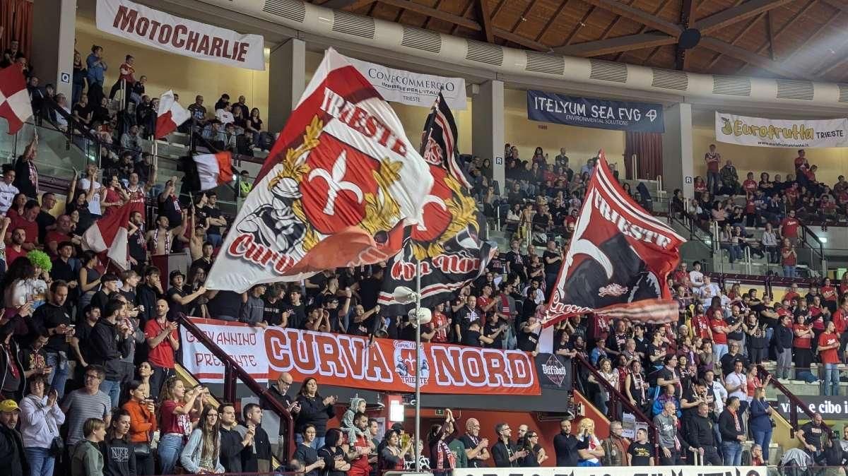 Tensione in casa Pallacanestro Trieste: il comunicato della Curva Nord, che diserterà i playoff