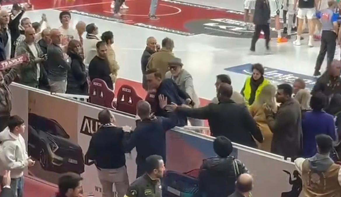 Tensione al PalaShark dopo Trapani– Apu Udine: Antonini se la prende con un tifoso