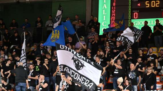 Apu Udine-Verona, la curva canta per il coach: "Vertemati portaci in A1"