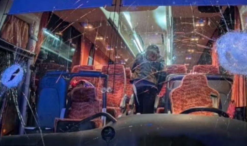 Tragedia dopo la partita di Serie A2: pullman dei tifosi di Pistoia colpito da sassi, muore il secondo autista