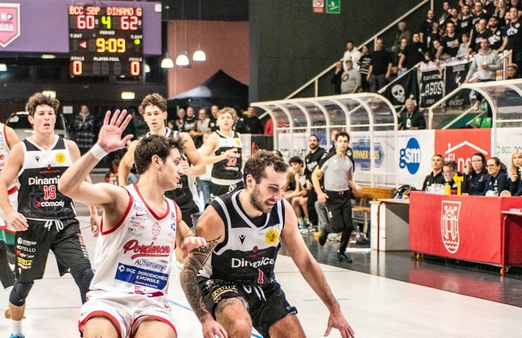 La Dinamo non sbaglia contro Romano Basket e consolida il terzo posto in solitaria