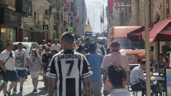 In giro per La Valletta con la maglia di Amoroso: paparazzato un tifoso dell'Udinese