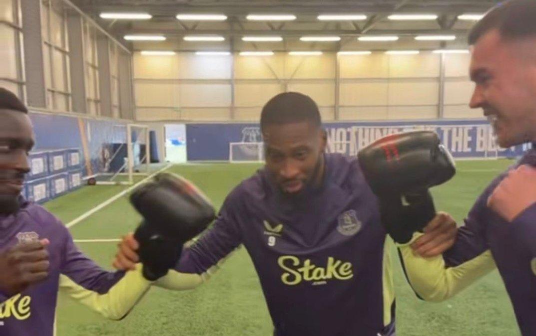 L'ex Udinese Beto arbitro di pugilato per un giorno: pace fatta all'Everton