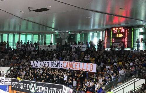 Live dal PalaCarnera: Striscione ironico nel Settore D