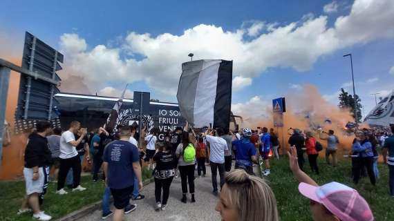 VIDEO - L'arrivo dell'Udinese allo stadio: entusiasmo alle stelle