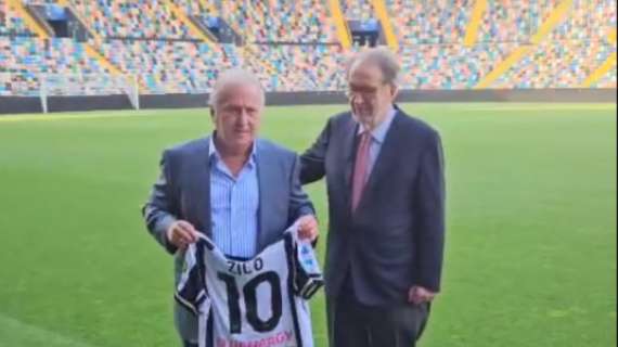Udinese, Zico torna in visita allo Stadio Friuli: consegnata maglia speciale e foto insieme a Giampaolo Pozzo