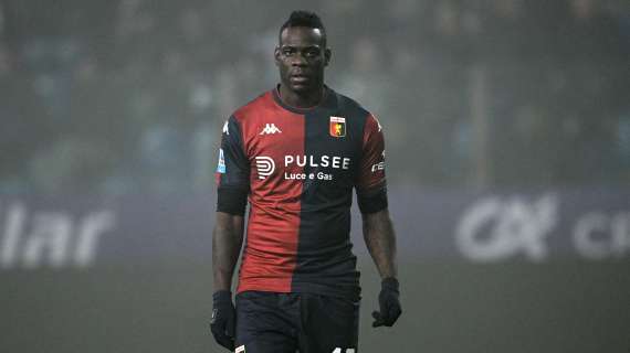 Genoa: Mario Balotelli "studia" l'Udinese a casa in tv