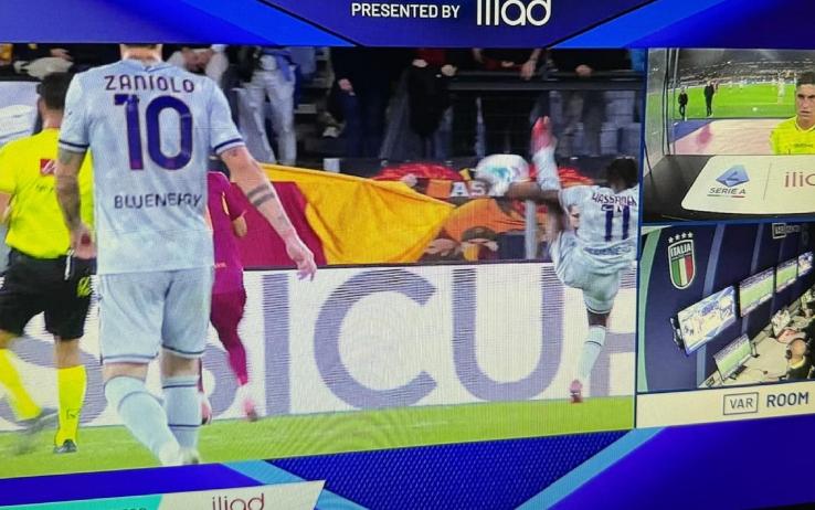 Roma-Udinese, rigore per i giallorossi per tocco di mano di Kamara: la moviola