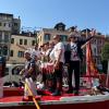 Venezia, la laguna si tinge di arancioneroverde con il corteo in Canal Grande