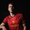 Venezia, presentata la quarta maglia realizzata in collaborazione con Drake Ramberg