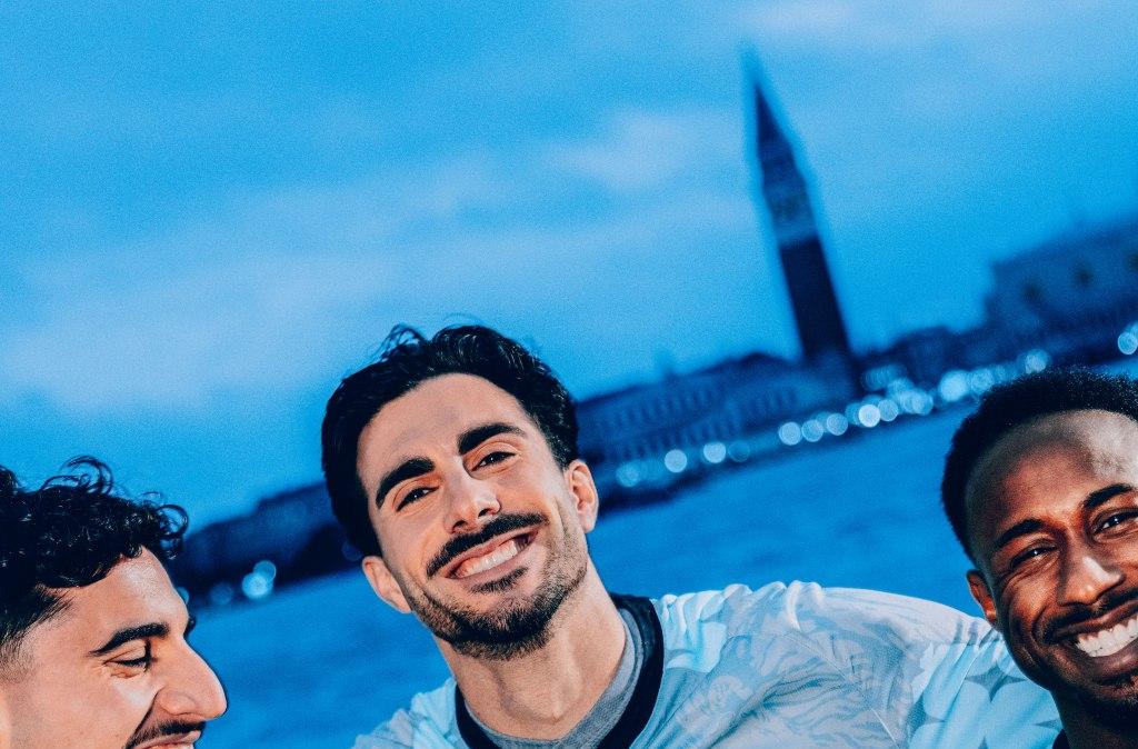 Venezia, presentata la quarta maglia in collaborazione con Drake Ramberg